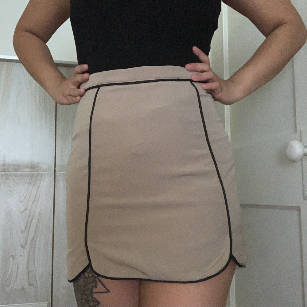 Scallop Hem Mini Skirt with Black Piping